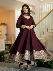 Sophisticated Maroon Attire for Ambitious Ladies