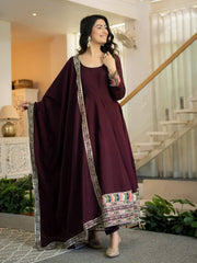 Sophisticated Maroon Attire for Ambitious Ladies