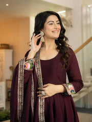 Sophisticated Maroon Attire for Ambitious Ladies