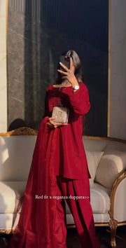 Chic Capture Maroon Elegance