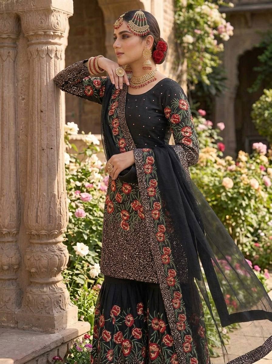 Stylish Pakistani Outfits for Festive Gatherings