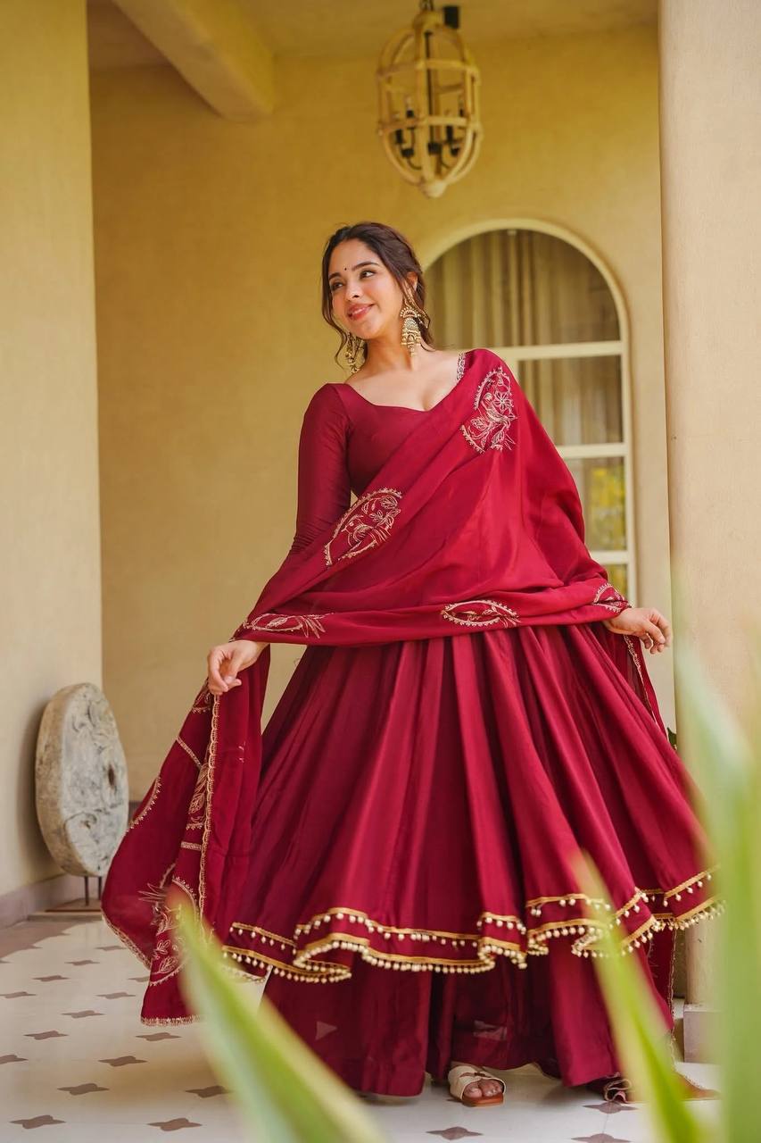 Stylish Anarka Suit for Confident Women