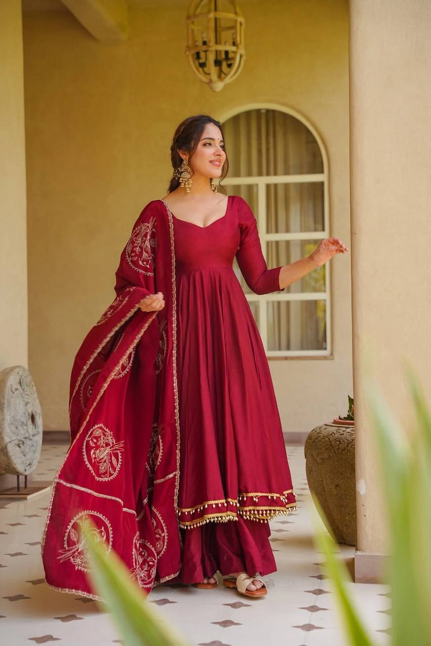 Stylish Anarka Suit for Confident Women