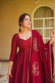 Stylish Anarka Suit for Confident Women