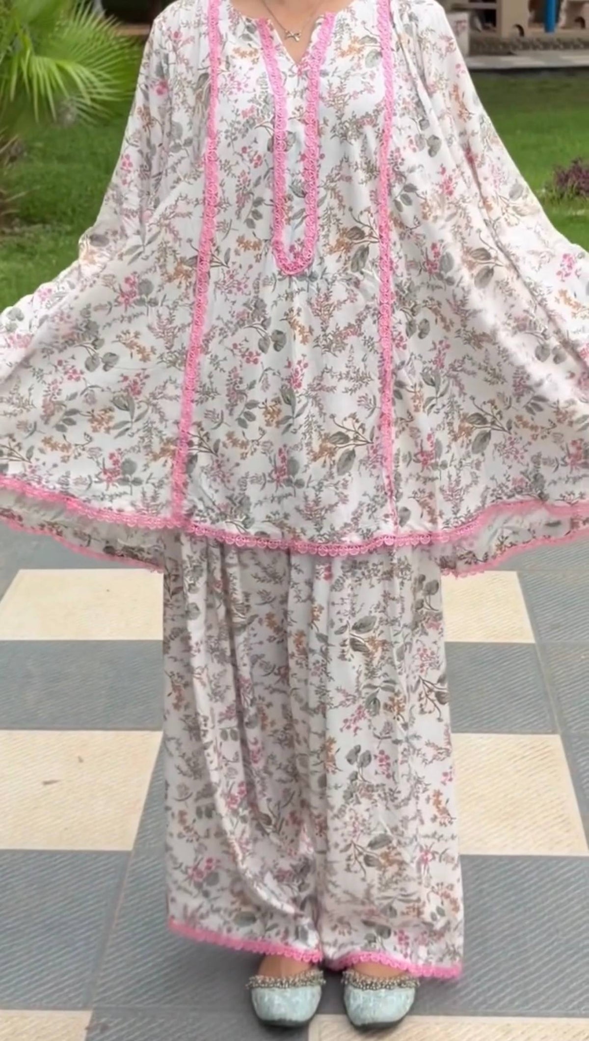 Feminine Floral Look for Modern Elegance