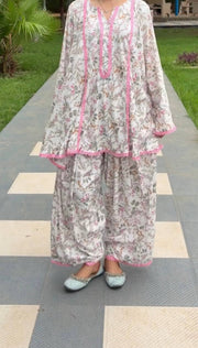 Feminine Floral Look for Modern Elegance