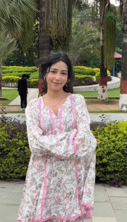 Feminine Floral Look for Modern Elegance