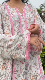 Feminine Floral Look for Modern Elegance
