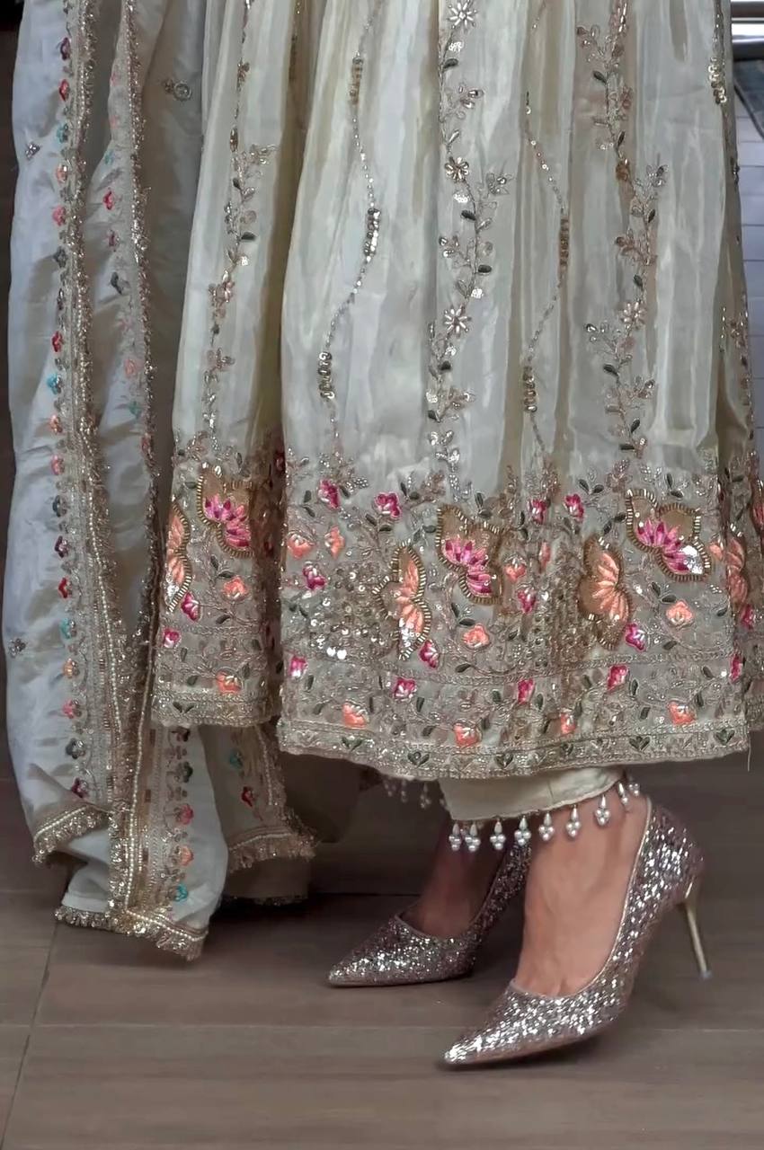 Traditional Beauty Meets Modern Selfie Style