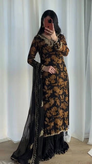 Glamorous Black and Gold Fashion Statement